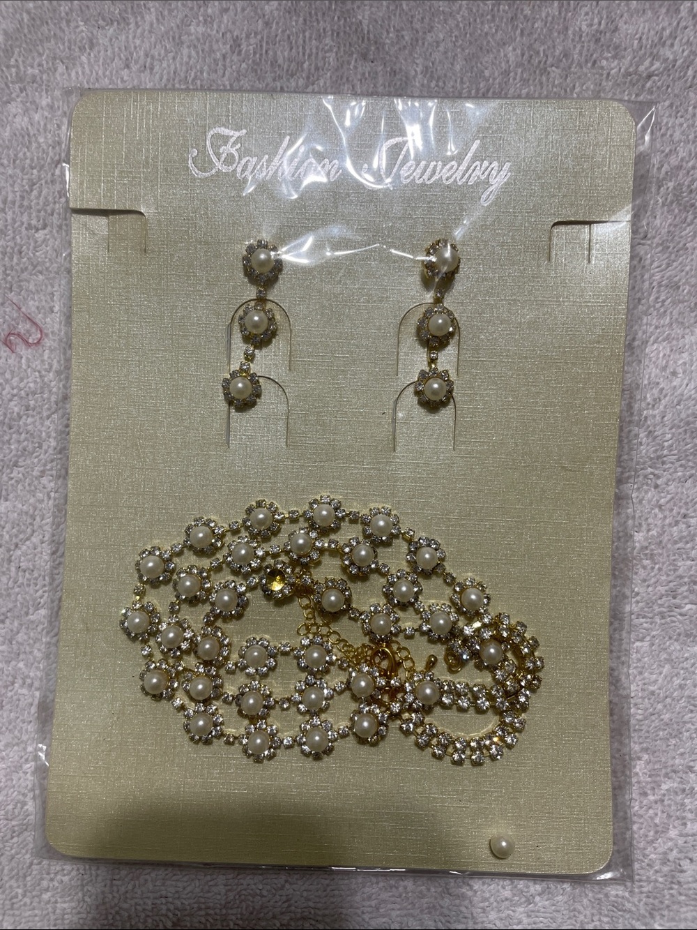 Fashion Jewelry Gold and White Pearl Floral Necklace with Drop Earrings